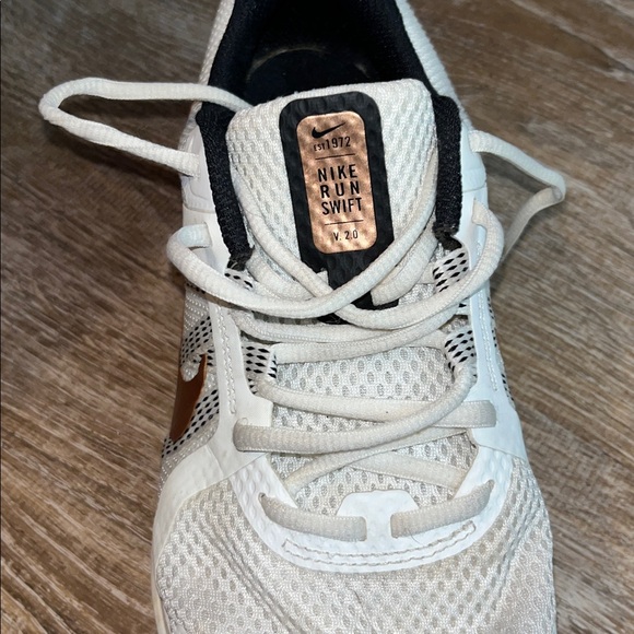 Nike run swift Cream and Brown Running Shoes worn 1 times woman. 8 - Picture 3 of 5